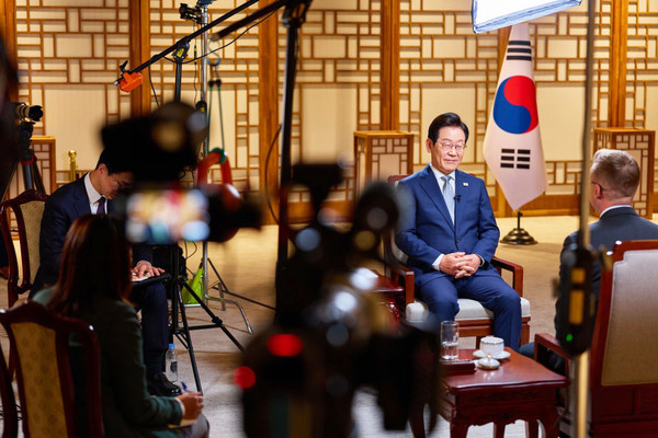 이재명 대통령이 22일 용산 대통령실 자유홀에서 CNN과 인터뷰를 하고 있다.(사진=대통령실)