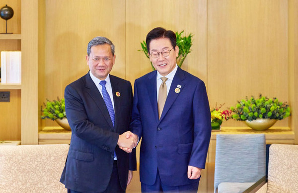 이재명 대통령과 훈 마넷 캄보디아 총리가 27일 정상회담에 앞서 악수하고 있다.(사진=대통령실)