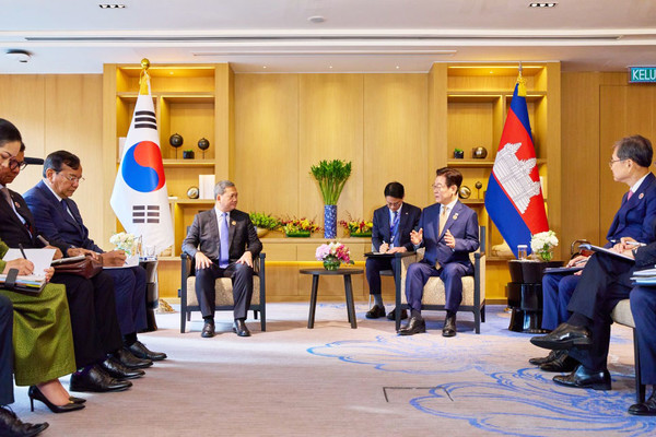 이재명 대통령과 훈 마넷 캄보디아 총리가 27일 정상회담을 하고 있다.(사진=대통령실)