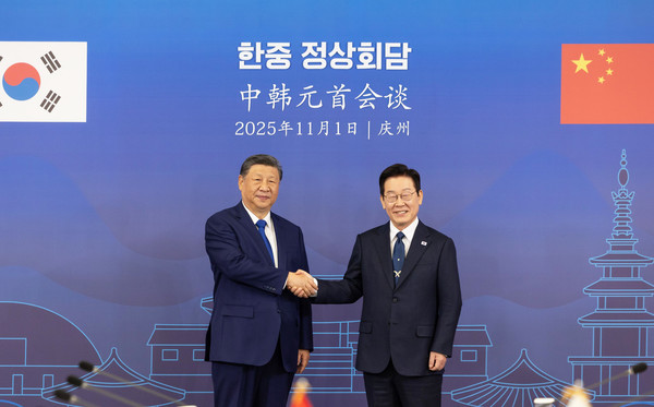이재명 대통령과 시진핑 중국 국가주석이 지난 1일 경북 국립경주박물관에서 한중 정상회담에 앞서 악수하고 있다.(사진=대통령실)