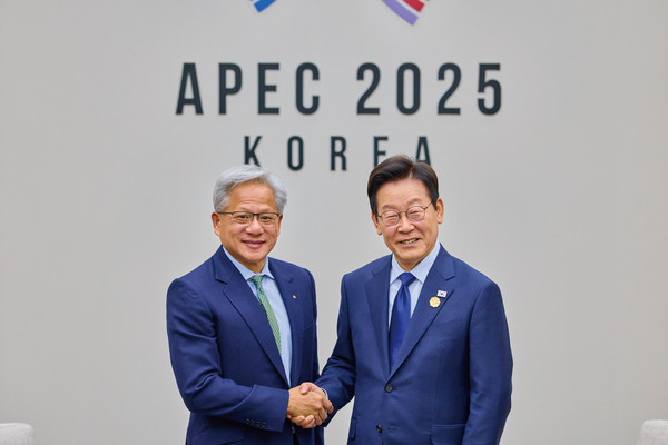 이재명 대통령이 지난달 31일 APEC 정상회의장인 경주화백컨벤션센터에서 젠슨 황 엔비디아 최고경영자를 접견했다.(사진=대통령실)