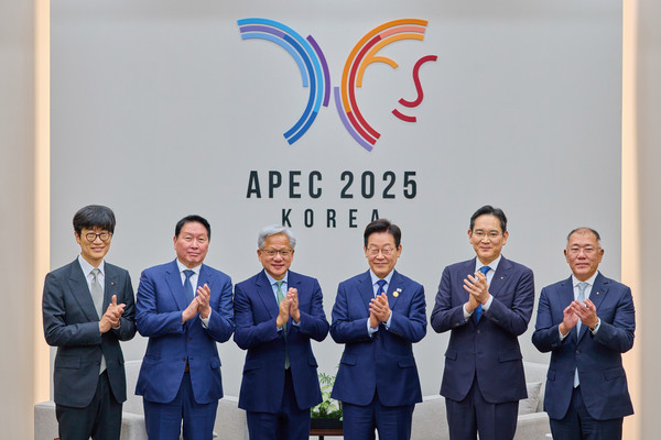 이재명 대통령이 지난달 31일 APEC 정상회의장인 경주화백컨벤션센터에서 젠슨 황 엔비디아 최고경영자 접견에 앞서 참석자들과 기념촬영을 하고 있다. (왼쪽부터)이해진 네이버 의장, 최태원 SK그룹 회장, 젠슨 황 엔비디아 최고경영자(CEO), 이재명 대통령, 이재용 삼성전자 회장, 정의선 현대차그룹 회장 (사진=대통령실)