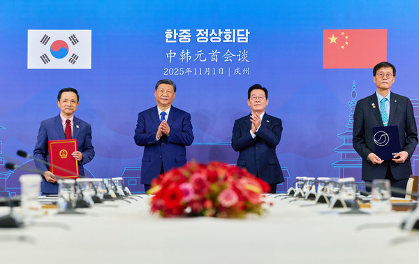 이창용 한국은행 총재와 다이빙 주한중국대사가 1일 경북 경주박물관에서 이재명 대통령과 시진핑 중국 국가주석이 참석한 가운데 ‘원-위안 통화스왑 계약’을 체결하고 있다.(사진=대통령실)