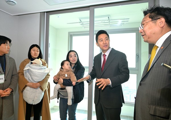 오세훈 서울시장이 지난 3월 서울 광진구 롯데캐슬 이스트폴에서 열린 ‘미리내집 현장방문 및 신혼부부 간담회’에 참석한 모습 (사진=서울시)