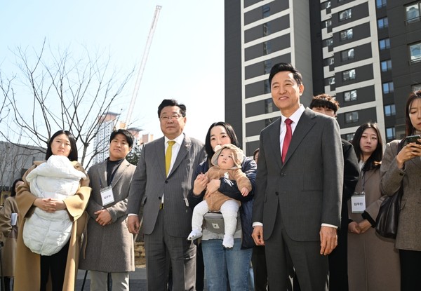 오세훈 서울시장이 지난 3월 서울 광진구 롯데캐슬 이스트폴에서 열린 ‘미리내집 현장방문 및 신혼부부 간담회’에 참석한 모습 (사진=서울시)
