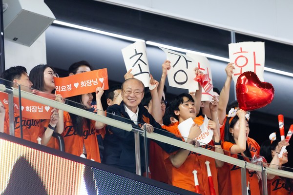 한화그룹 김승연 회장이 임직원들과 함께 한화이글스 경기를 응원하고 있다.(사진=한화그룹)