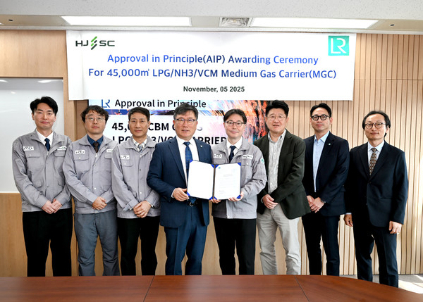 (사진=좌측 네 번째 로이드선급 김영두 GTSO 한국대표, 우측에서 네 번째 HJ중공업 김보언 기술영업 담당 상무)