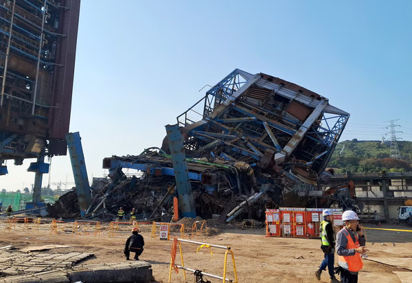 6일 오후 울산 남구 용잠로 울산화력발전소 내 보일러 구조물이 붕괴돼 작업자들이 매몰되는 사고가 발생했다.(사진=울산소방본부)