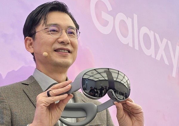 ‘갤럭시 XR‘ 미디어 브리핑에서 임성택 삼성전자 한국총괄장 부사장이 ‘갤럭시 XR‘ 제품을 소개하는 모습 (사진=삼성전자)