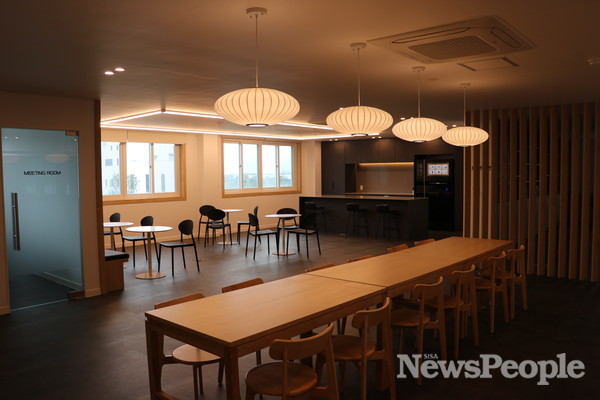 (사진=일반 카페를 연상시키는 직원 휴게실)