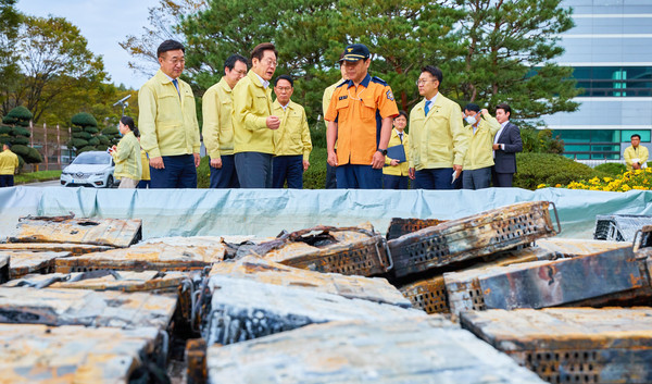 지난 10월 10일 국가정보자원관리원 대전 본원 화재 현장을 방문한 이재명 대통령과 행정안전부 윤호중 장관이 화재 진압을 위해 외부로 옮겨진 배터리들을 살펴보고 있다.(사진=대통령실)