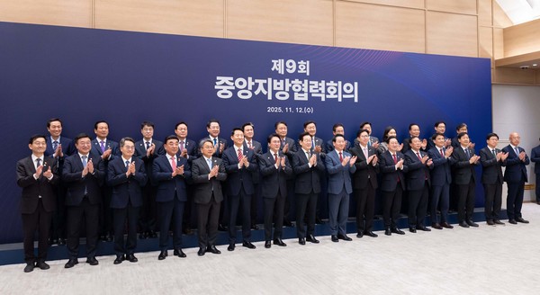 이재명 대통령이 지난 12일 서울 용산 대통령실 청사에서 열린 중앙지방협력회의에서 참석자들과 함께 기념촬영을 하고 있다.(사진=대통령실)