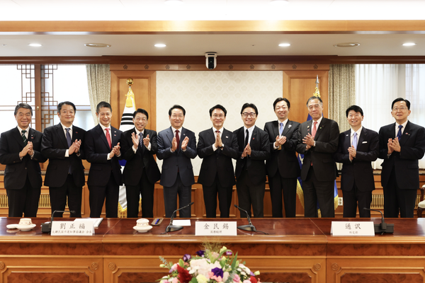 김민석 국무총리가 지난 12일 정부서울청사에서 한일지사회의 일본 대표단을 접견했다.(사진=국무총리실)