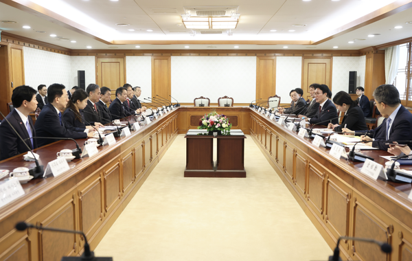 김민석 국무총리가 지난 12일 정부서울청사에서 한일지사회의 일본 대표단을 접견하고 한일관계 발전과 양국 지방정부 간 교류·협력의 중요성에 대해 의견을 나눴다.(사진=국무총리실)