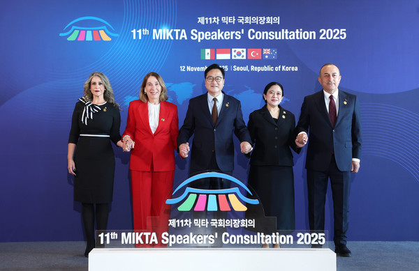 지난 12일 서울 워커힐호텔에서 열린 ‘제11차 믹타 국회의장회의’에서  각국 의회 대표단이 기념촬영을 하고 있다. (왼쪽부터) 파울리나 루비오 멕시코 하원부의장, 수 라인즈 호주 상원의장, 우원식 대한민국 국회의장, 푸안 마하라니 인도네시아 하원의장, 메블뤼트 차우쇼을루 튀르키예 국회의원 (사진=국회의장실)