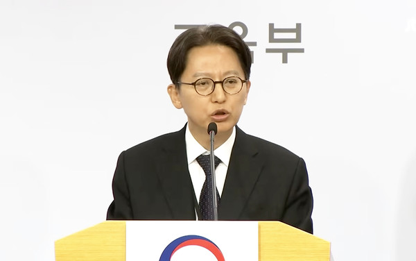 김창원 대학수학능력시험 출제위원장이 지난 13일 정부세종청사 교육부 브리핑실에서 2026학년도 수능 출제방향에 관해 설명하고 있다.(사진=TV 화면 갈무리)