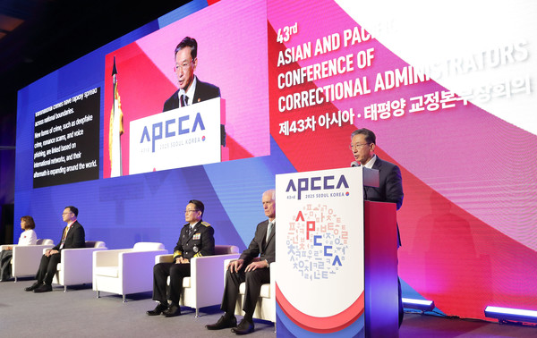 지난 10일 서울 신라호텔에서 열린 제43차 아시아태평양교정본부장 회의에서 정성호 법무부 장관이 개회사를 하고 있다.(사진=법무부)