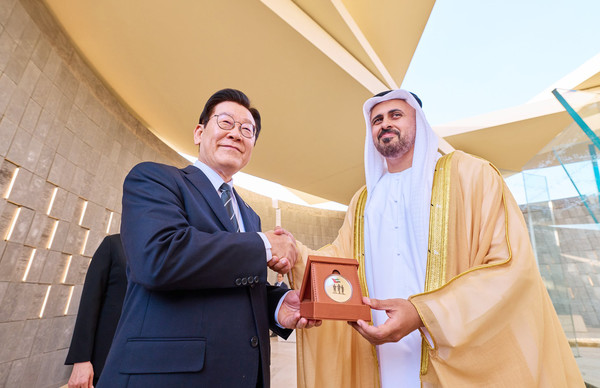 이재명 대통령이 17일(현지시간) UAE 현충원인 '와하트 알 카리마'를 방문해 디얍 대통령 직속 개발·보훈 사무국 부의장으로부터 기념메달을 받은 뒤 악수하고 있다.(사진=대통령실)
