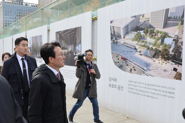 김민석 국무총리가 지난 17일 광화문광장에 조성중인 '감사의 정원' 공사 현장을 방문, 외곽 펜스에 그려진 조감도를 살펴보고 있다.(사진=국무총리실)