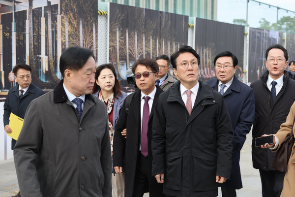 김민석 국무총리가 지난 17일 광화문광장에 조성중인 '감사의 정원' 공사 현장을 방문, 외곽 펜스에 그려진 조감도를 살펴보고 있다.(사진=국무총리실)