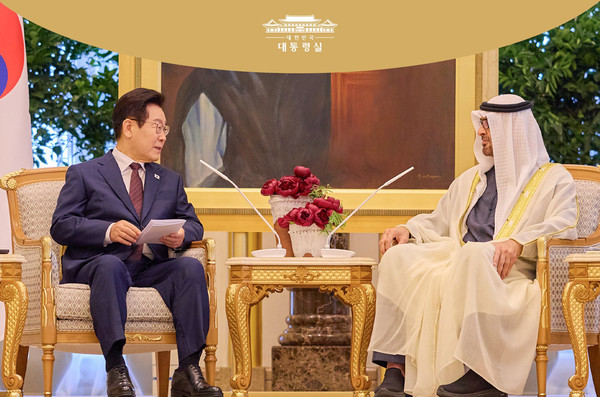 아랍에미리트(UAE)를 국빈 방문 중인 이재명 대통령이 18일(현지시간) 아부다비 대통령궁에서 셰이크 모하메드 빈 자이드 알 나흐얀 UAE 대통령과 한-UAE 확대회담을 하고 있다.(사진=대통령실)