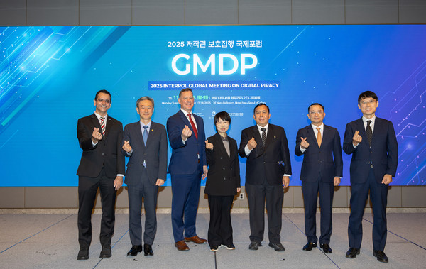 문화체육관광부와 한국저작권보호원, 국제형사경찰기구를 비롯해 해외 17개국 법집행기관과 해외 콘텐츠 저작권 단체 관계자 등이 지난 17일 호텔 나루 서울 엠갤러리에서 열린 ‘2025 저작권 보호 집행 국제포럼’에 참석해 전 세계 콘텐츠 온라인 저작권 침해 대응 방안을 모색했다.(사진=문화체육관광부)