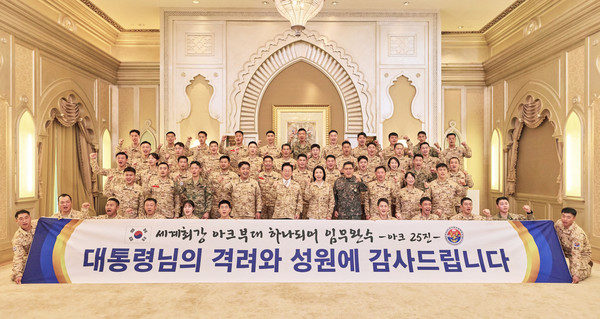 아랍에미리트(UAE)를 국빈 방문 중인 이재명 대통령이 19일 아부다비의 한 호텔에서 아크부대 장병들을 격려한 뒤 기념촬영을 하고 있다.(사진=대통령실)