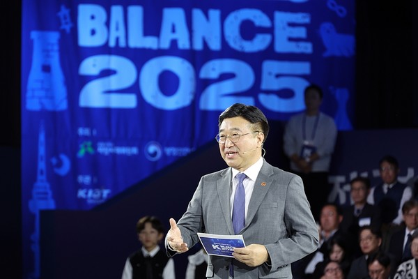 윤호중 행정안전부 장관이 지난 19일 울산전시컨벤션센터에서 열린 2025 대한민국 지방시대 엑스포 지방자치 및 균형발전의 날 기념식에 참석하여 지방자치 미래비전 발표를 하고 있다.(사진=행정안전부)