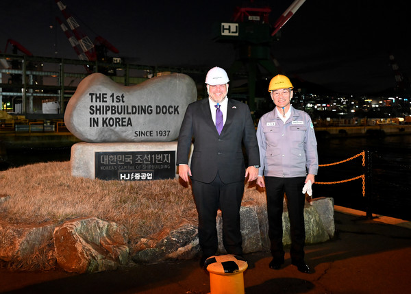 (사진=HJ중공업을 방문한 (좌)알렉스 크루츠(Alex Krutz) 미 상무부 부차관보와 (우)HJ중공업 유상철 대표)