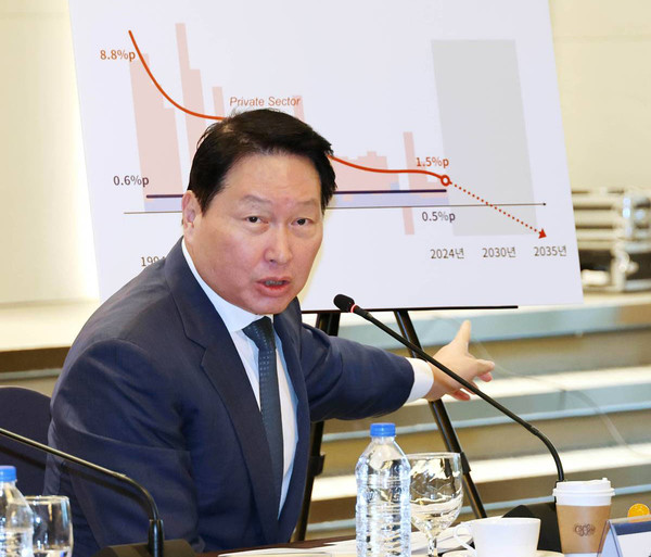 최태원 대한상의 회장이 20일 서울 영등포구 여의도 CCMM빌딩에서 열린 ‘제2차 기업성장포럼-기업성장이 미래다’에서 발언하고 있다.(사진= 대한상공회의소)