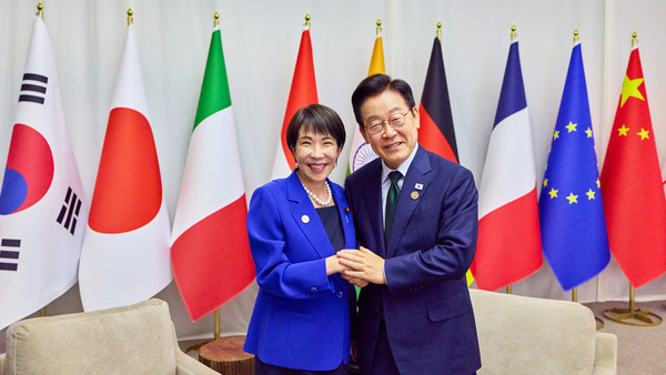 이재명 대통령이 주요 20개국(G20) 정상회의 참석 계기에 남아프리카공화국에서 다카이치 사나에 일본 총리와 정상회담에 앞서 기념촬영을 하고 있다.(사진=대통령실)