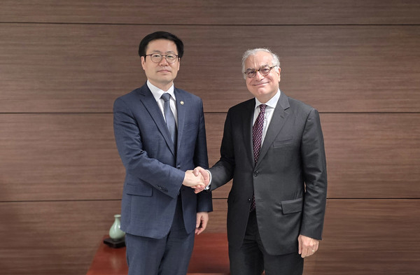 여한구 산업통상부 통상교섭본부장이 지난 21일 서울 중구 대한상공회의소에서 우고 아스투토 주한 유럽연합(EU) 대사와 면담을 갖고 기념촬영하고 있다.(사진=산업통상자원부)