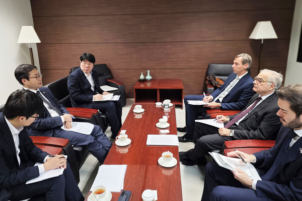 여한구 산업통상부 통상교섭본부장이 지난 21일 서울 중구 대한상공회의소에서 우고 아스투토 주한 유럽연합(EU) 대사와 면담을 하고 있다. (사진=산업통상자원부)