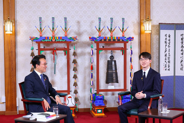 김민석 국무총리가 지난 18일 총리서울공관에서 프로게이머 ‘페이커’ 이상혁 선수를 초청해 ‘제7차 토론나라: 총리의 인터뷰’를 진행하고 있다.(사진=국무총리실)