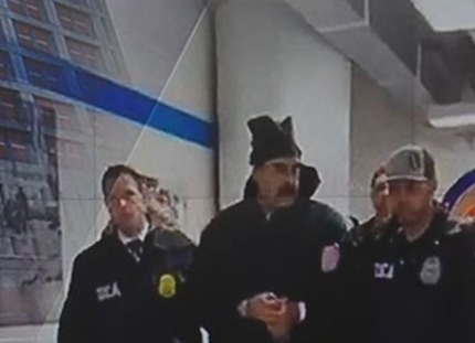 베네수엘라 마두로[사진 중앙] 대통령이 미군에 의해 체포되어 호송되고 있다[사진=티비 화면 촬영 캡쳐]