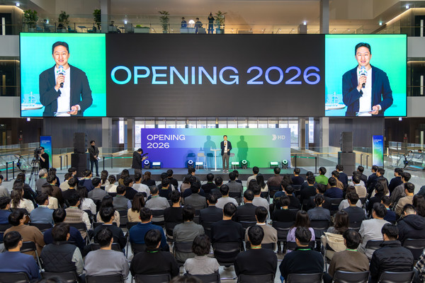 HD현대 글로벌R&D센터에서 열린 ‘오프닝 2026(Opening 2026)’에서 HD현대 정기선 회장이 새해 인사를 하고 있다.(사진=HD현대)