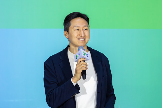 HD현대 글로벌R&D센터에서 열린 ‘오프닝 2026(Opening 2026)’에서 HD현대 정기선 회장이 새해 인사를 하고 있다.(사진=HD현대)