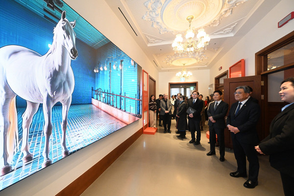 허민 국가유산청장(오른쪽)이 지난 8일 ‘말, 영원의 질주‘ 전시(1.9~1.25)가 개최되는 서울 중구 신세계백화점 본점 더 헤리티지를 방문해 박주형 ㈜신세계 대표이사(가운데) 등 관계자들과 함께 말 재현 인공지능 영상을 살펴보고 있다.(사진=국가유산청)