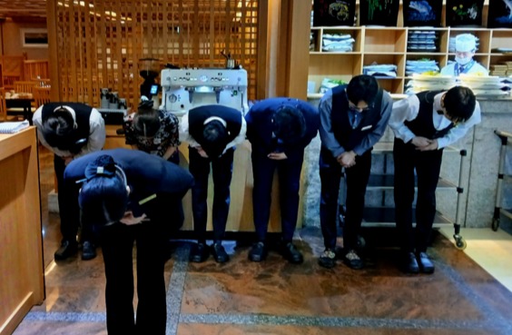  입구에 들어서면  진심어린 마음으로 손님을 대함에 우선 기분부터 상쾌하여진다.