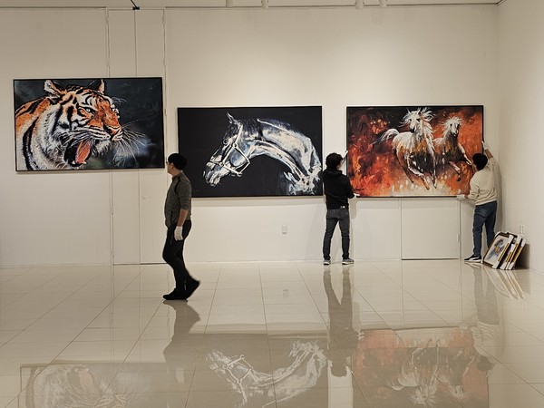 동탄복합센터 1층 갤러리에서 전시 중인 작품. 작품 디피에 열중인 한중미술협회 회원들