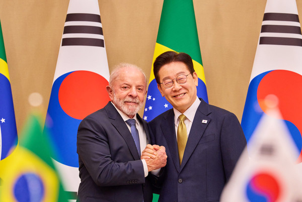 이재명 대통령과 브라질 루이스 이나시우 룰라 다 시우바 대통령이 23일 청와대에서 한-브라질 확대 정상회담에 앞서 기념촬영을 하고 있다.(사진=청와대)