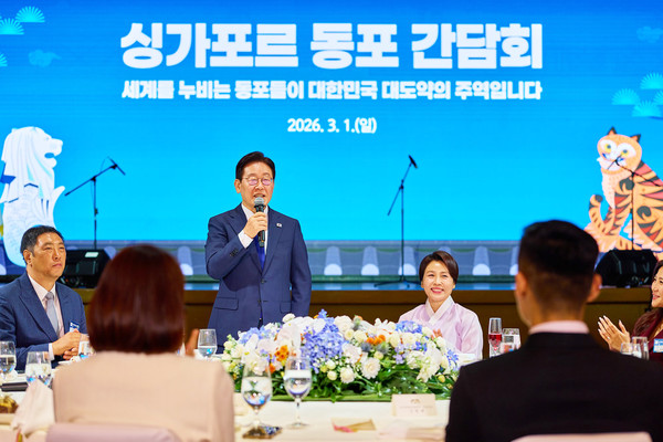 이재명 대통령이 1일 싱가포르 한 호텔에서 열린 동포 만찬 간담회에서 발언하고 있다.(사진=이재명 대통령 X(트위터) 갈무리)