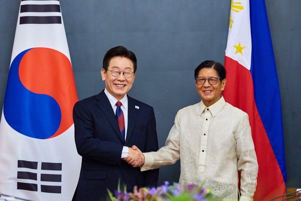 이재명 대통령이 3일 마닐라 말라카냥궁에서 한-필리핀 정상회담에 앞서 페르디난드 로무알데즈 마르코스 주니어 대통령과 기념촬영을 하고 있다.(사진=청와대)