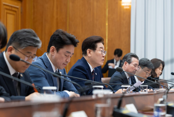 이재명 대통령이 지난 9일 청와대에서 중동상황 관련 비상경제점검회의를 주재하고 있다.(사진=청와대)