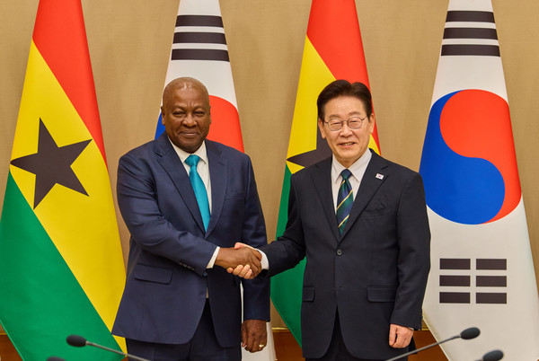 이재명 대통령과 방한 중인 존 드라마니 마하마 가나 대통령이 11일 정상회담을 갖기에 앞서 기념 촬영을 하며 악수하고 있다.(사진=청와대)