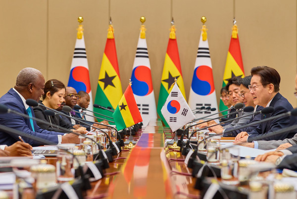 이재명 대통령과 방한 중인 존 드라마니 마하마 가나 대통령이 11일 정상회담을 하고 있다.(사진=청와대)