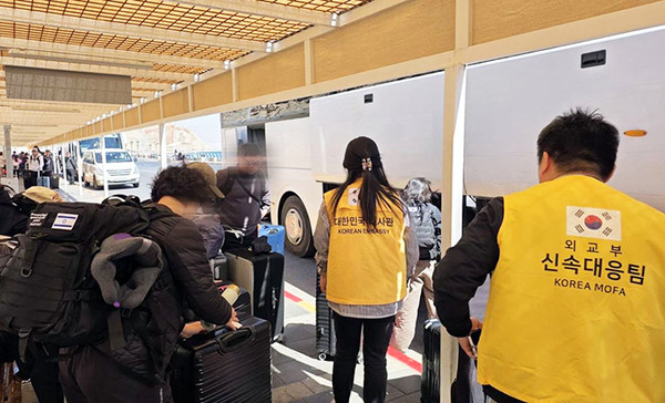 정부합동 신속대응팀이 10일(현지시간) 이스라엘 체류 중인 국민과 동포 39명의 안전한 귀국을 지원하기 위해 인솔하고 있다.(사진=외교부 제공)