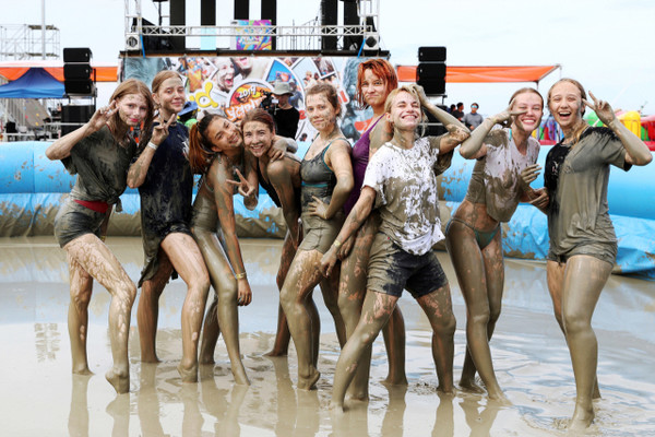 보령머드축제장을 찾은 외국인 관광객들이 머드를 온몸에 바른 채 환한 미소를 짓고 있다.(사진=보령시)