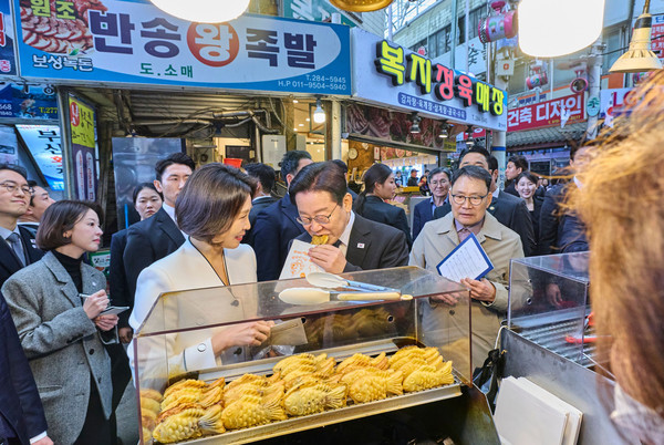 이재명 대통령과 김혜경 여사가 15일 경남 창원시 성산구 반송시장을 찾아 붕어빵을 맛보고 있다.(사진=청와대)