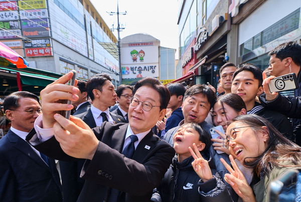 이재명 대통령이 15일 경남 창원 반송시장을 깜짝 방문해 시민들의 촬영 요청에 응하며 함께 밝은 표정으로 기념사진을 촬영하고 있다.(사진=청와대)